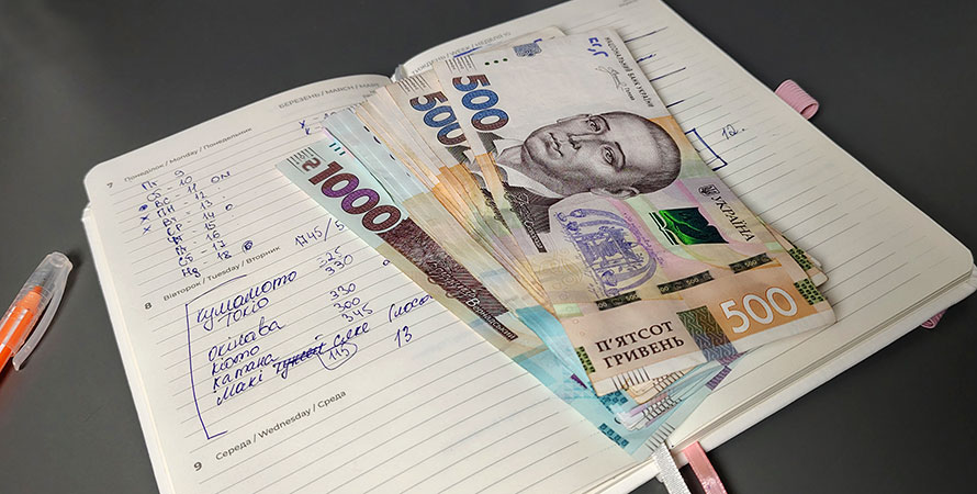 Гроші 500, 1000 гривень в блокноті