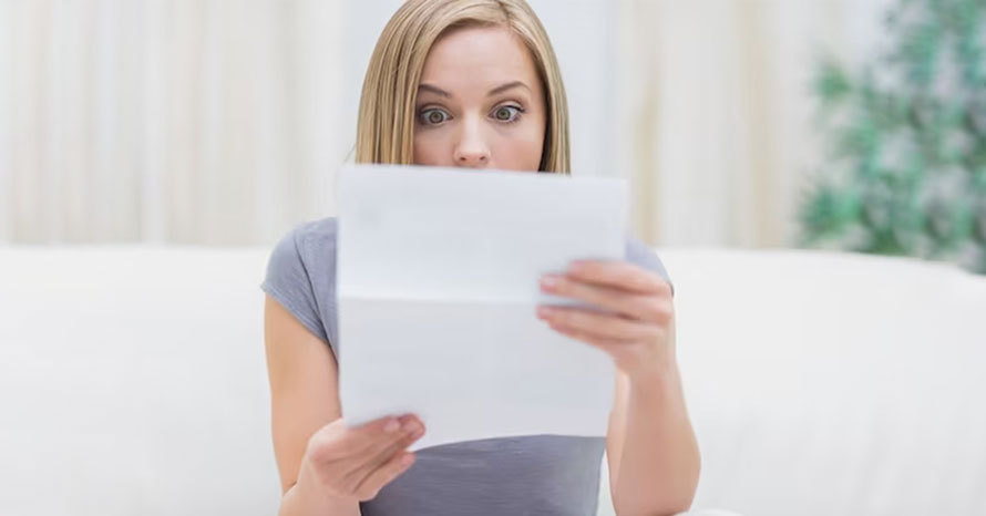 Дівчина дивиться свою кредитну історію