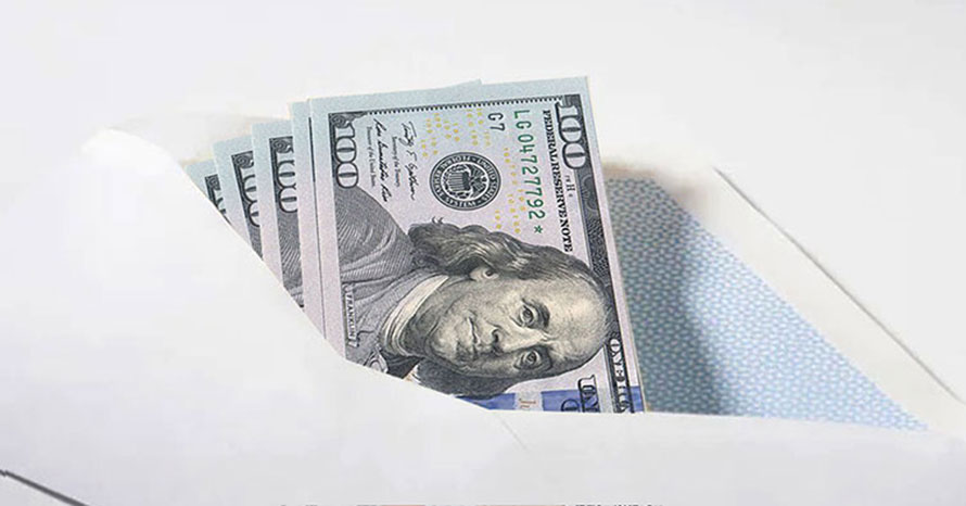 Доллари в конверті